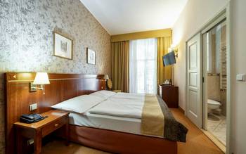 Dvoulůžkový pokoj s manželskou postelí a balkonem