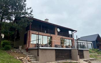 Будиночок біля води