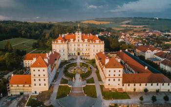 https://www.zamek-valtice.cz/cs