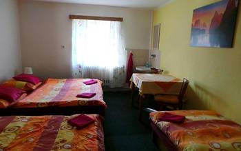 Čtyřlůžkový pokoj se společnou koupelnou