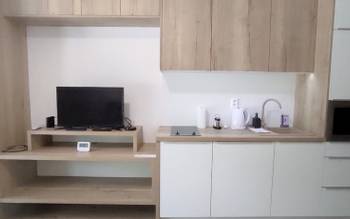 Kuchynský kút s televízorom
