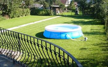 Leto - bazén, záhrada