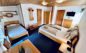 Třílůžkový pokoj č. 1