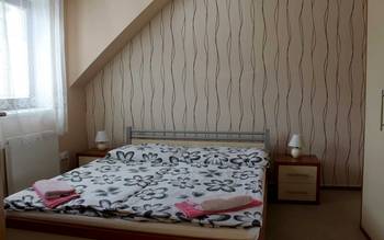 Dvoulůžkový pokoj manželskou postelí