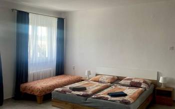 Čtyřlůžkový pokoj s přistýlkami - bílá budova