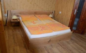 Manželská posteľ v chate