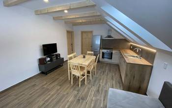 Obývací prostor s kuchyňským koutem