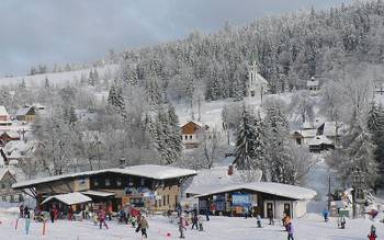 Ski areál Bedřichov patří v Česku k nejnámějším. Přijeďte také.