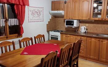 Kuchyňa s jedálenským stolom vo väčšom apartmáne