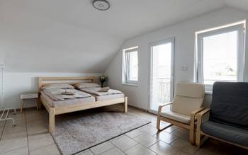 Samostatný pokoj s koupelnou a balkónem