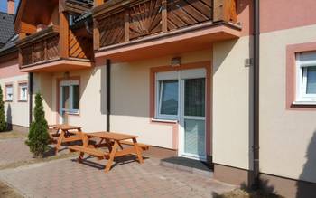 Terasa dvojizbového apartmánu na prízemí.