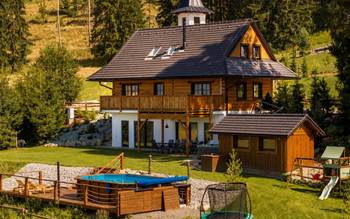 Holzhaus unter dem Glockenturm