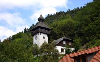 Banská Hodruša ukrytá v Štiavnických vrchov