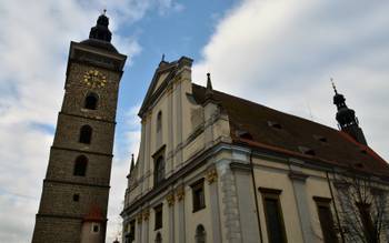 Autor: Richard Mortel from Riyadh, Saudi Arabia – Church of St. Nicholas (18th cent.) and 16th century Black Tower in Cesky Budejovice (2), CC BY 2.0, https://commons.wikimedia.org/w/index.php?curid=69796379