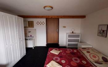 Třílůžkový pokoj s vlastní externí koupelnou