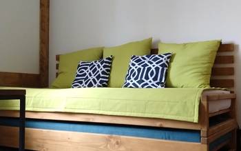Pohovka v obývacej časti sa dá premeniť na 2 plnohodnotne postele.