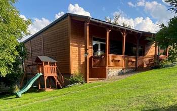 Хата під лугом