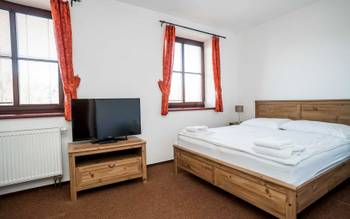 Dvoulůžkový pokoj s manželskou postelí a přistýlkou