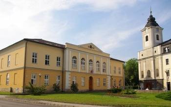 Історичний піарістський гімназій у Ружом