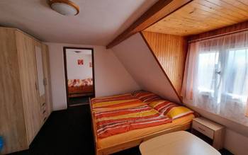 Třílůžkový pokoj Basic se společnou koupelnou