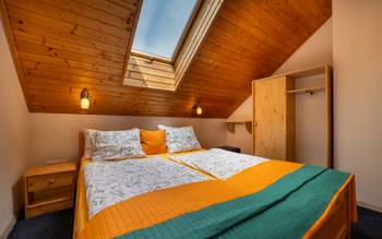 APĽ - apartmán pre 4 osoby , bez balkóna,izba 1