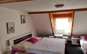 Třílůžkový pokoj s vlastní externí koupelnou