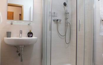Kúpeľňa so sprchovacím kútom