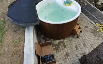 HYDROMASÁŽNA VÍRIVKA pri chatke Vyhňa