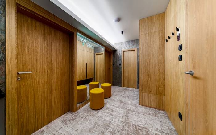 Business apartmán s balkónom, prístelkou a s výhľadom do areálu