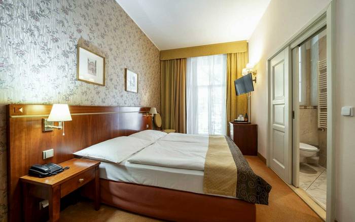 Dvoulůžkový pokoj s manželskou postelí a balkonem