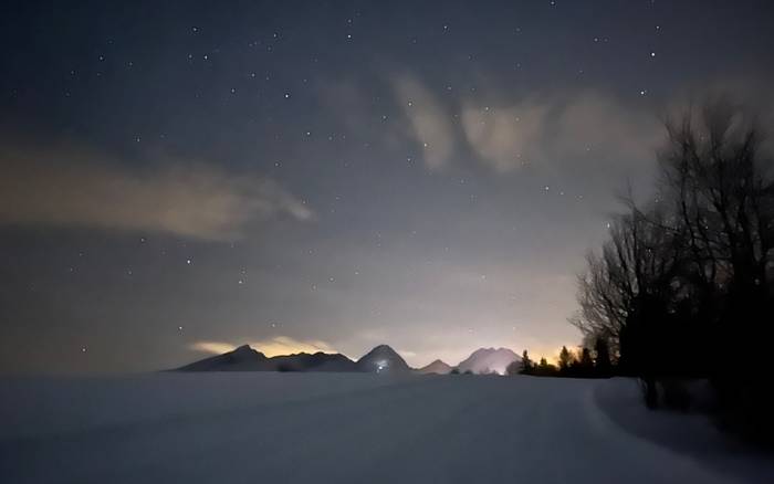 možné pozorovanie nočnej oblohy s obrysmi Vysokých Tatier (fotené telefónom v tme s nočným režimom)