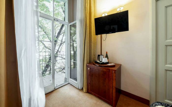 Dvoulůžkový pokoj s manželskou postelí a balkonem