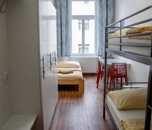Dámský dorm (společný pokoj dámský) - sdílená koupelna