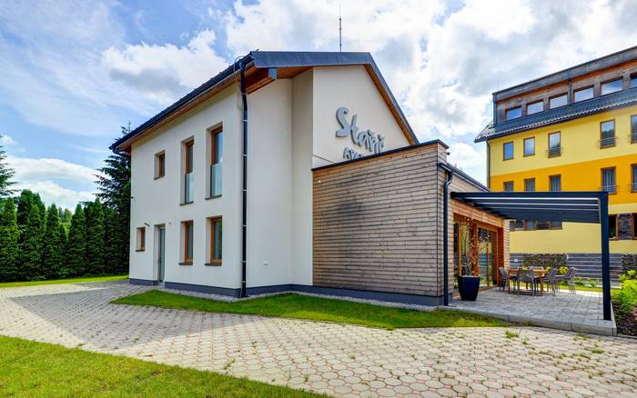 oplocený areál apartmánu