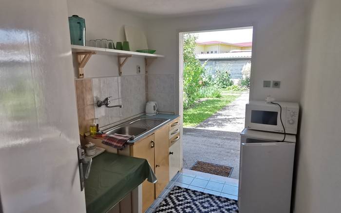 Kuchynka k 1. izbe je vybavená s dvojplatničkou, rýchlovarnou kanvicou, chladničkou a mikrovlnkou.