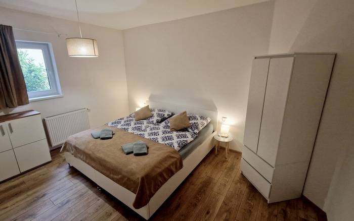 Dvojlôžkový apartmán s vlastnou kuchynkou, terasou alebo balkónom a možnosťou až 2 prístelok
