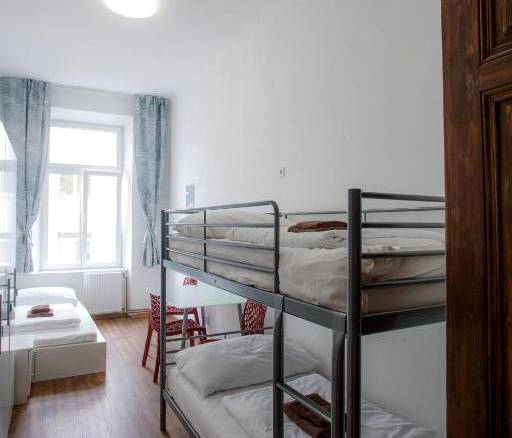 Dámský dorm (společný pokoj dámský) - sdílená koupelna