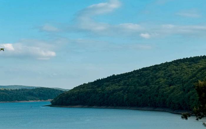 Будиночок біля води
