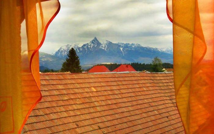 Podkrovný apartmán-výhľad z okna na Kriváň