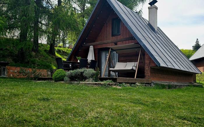 Затишна хатинка біля озер Річнява