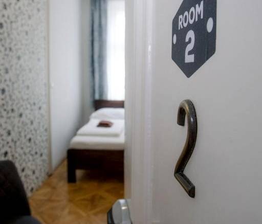 Dvoulůžkový pokoj s manželskou postelí - koupelna sdílená
