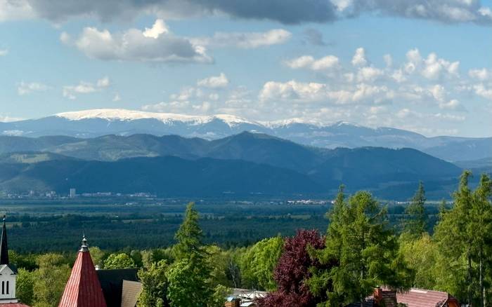 Výhľad z izby a balkóna na Nízke Tatry