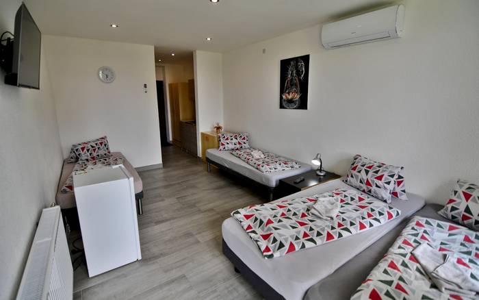 Izba č. 2 štvorlôžková s kuchynkou a balkónom
