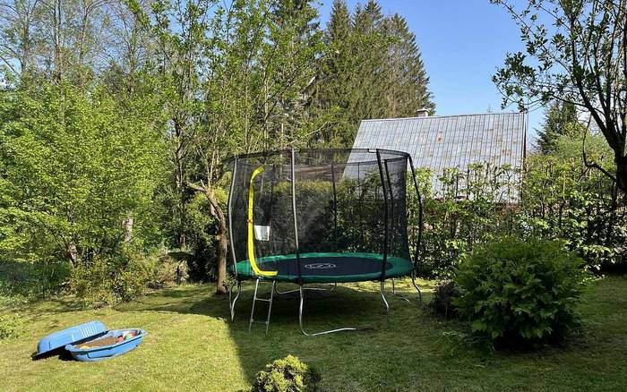 Zahrada s trampolínou