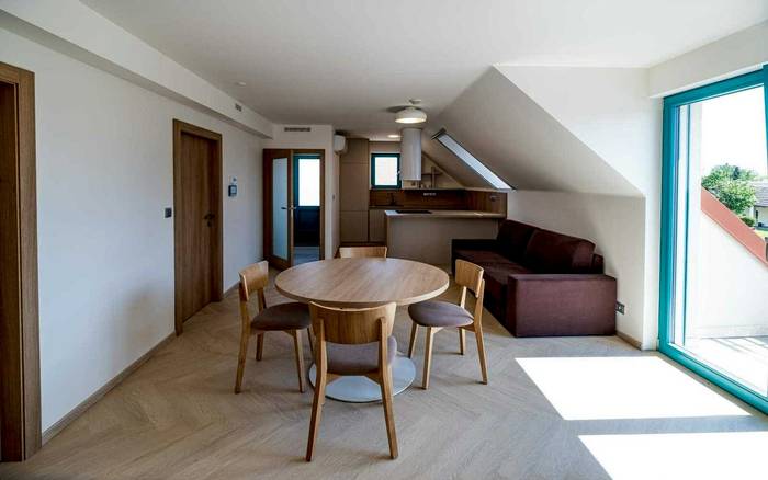Apartmán se 2 ložnicemi, balkonem