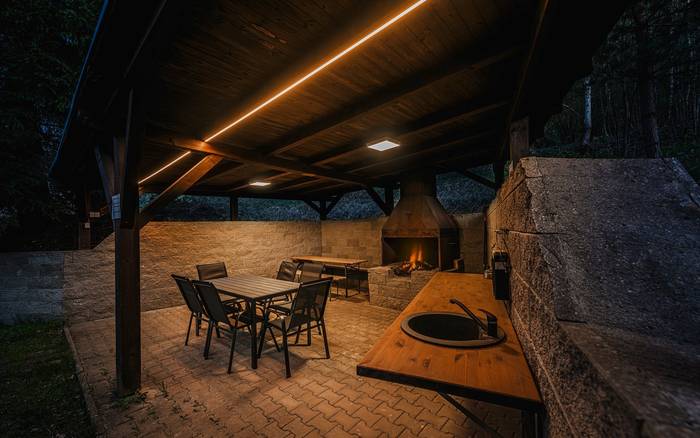 Pergola s vodou světlem a elektřinou