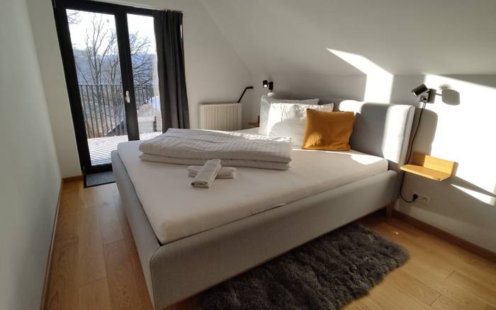 Pravá izba s manželskou posteľou + možnosť prísteľky 