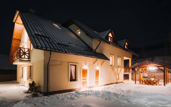 Dvor pred chatou, na ktorom sa okrem wellness, parkoviska, nachádza aj altánok.