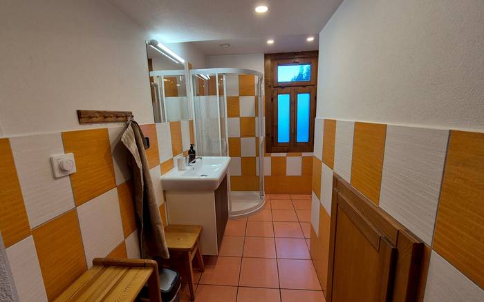 Kúpeľňa s WC na prízemí na chate č.1 pre 12 osôb