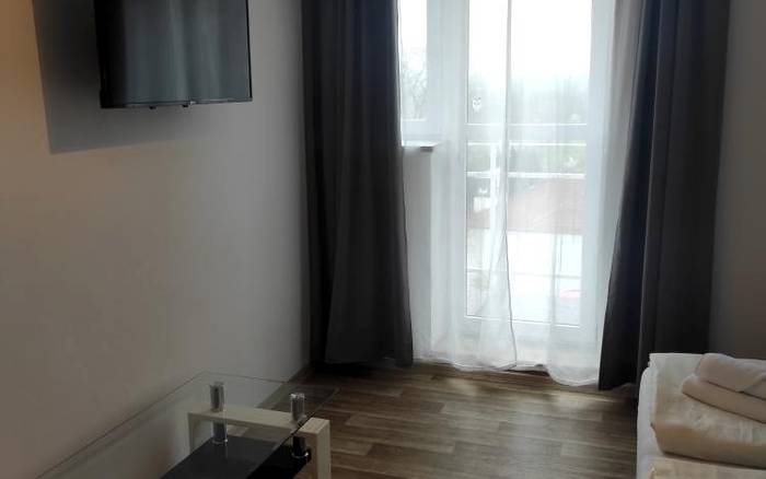 Dvoulůžkový pokoj bez přistýlky - bílá budova